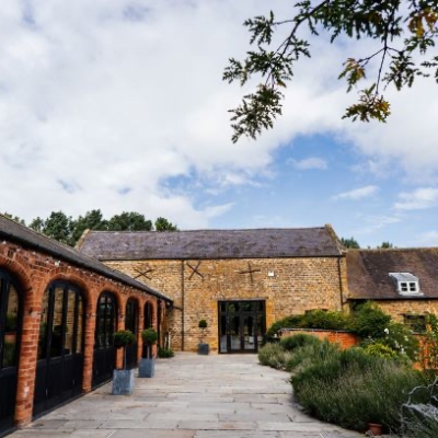 Dodmoor House is the perfect barn wedding venue and here's why!