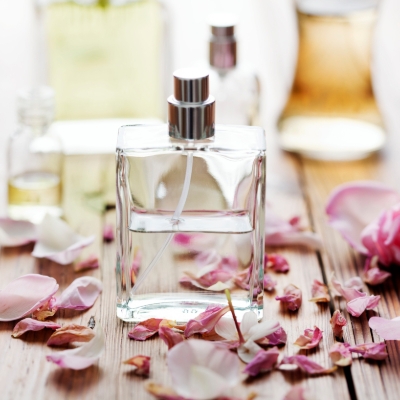 How to create your own wedding perfume using flowers