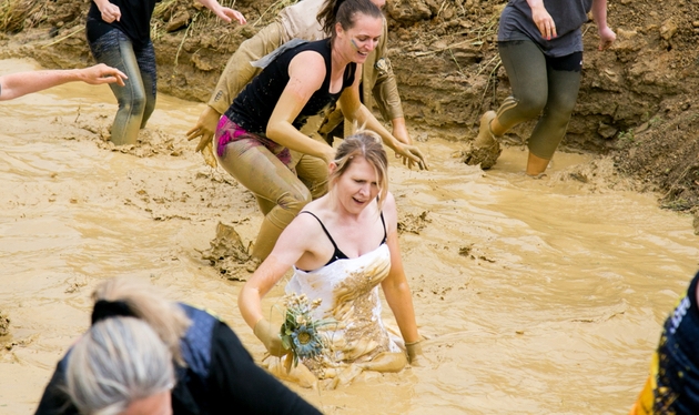 Muddy obstacle run with a wedding twist: Image 1