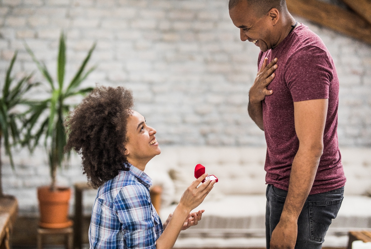 woman down on one knew proposing