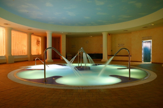 large spa pool jacuzzi with sprays pointing in middle 