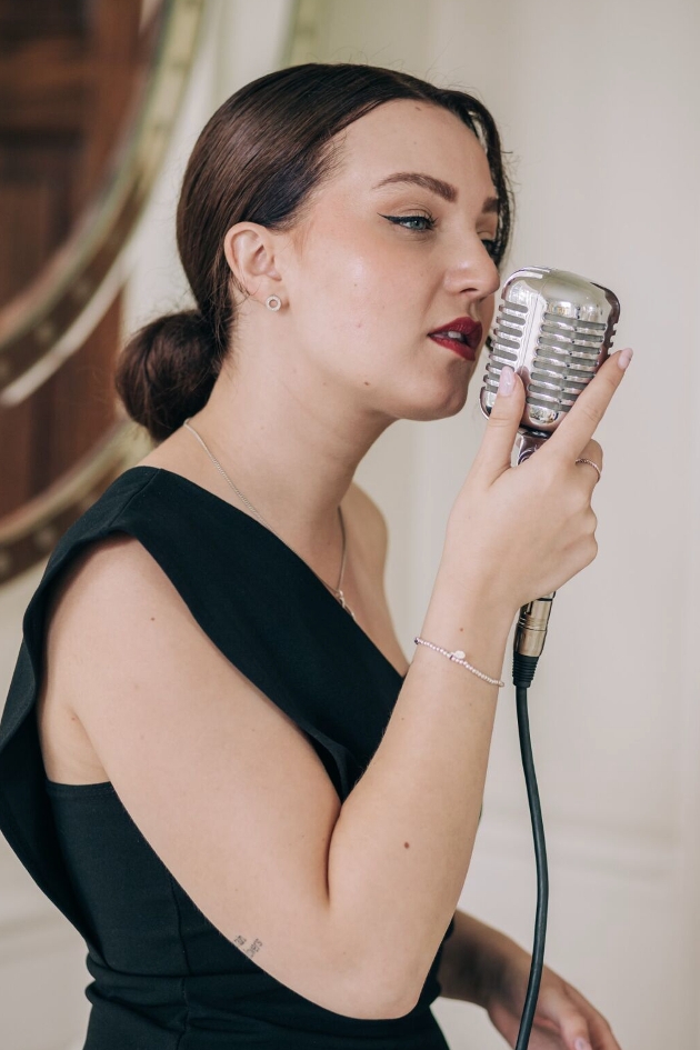 Emily-Rose performing at a wedding